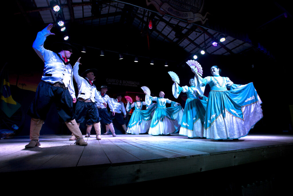 Churrascaria em Canela/RS: O grupo Ana Terra apresenta as danças tradicionais do Sul na Noite Gaúcha